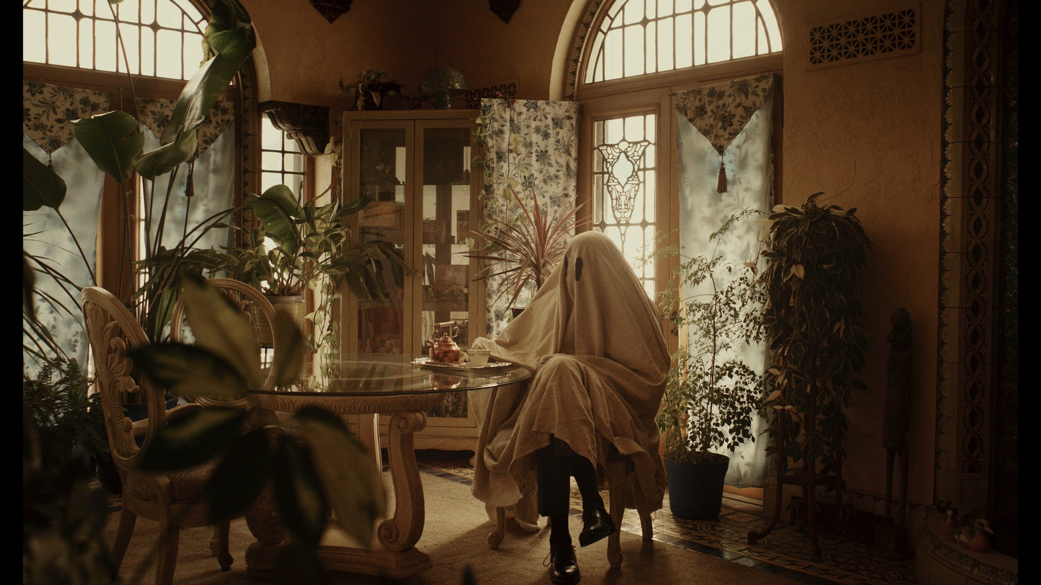 Wide Framing cinematic transition - boxy aspect ratio